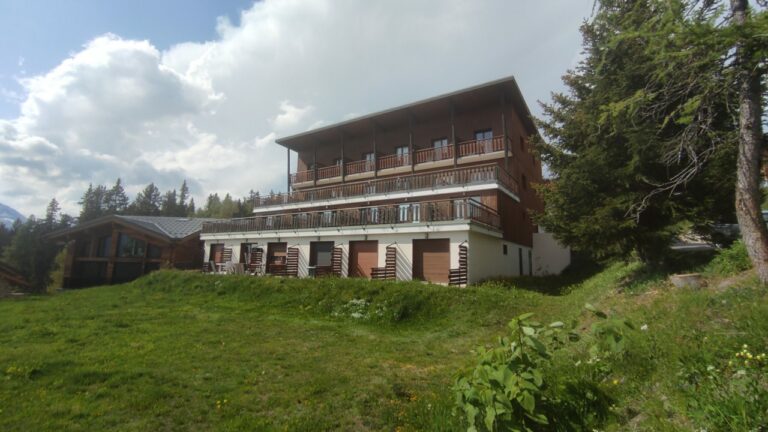 Surélévation maison Copropriété Les Gentianes sur la commune de la Rosiere Montvalezan - Vue Large